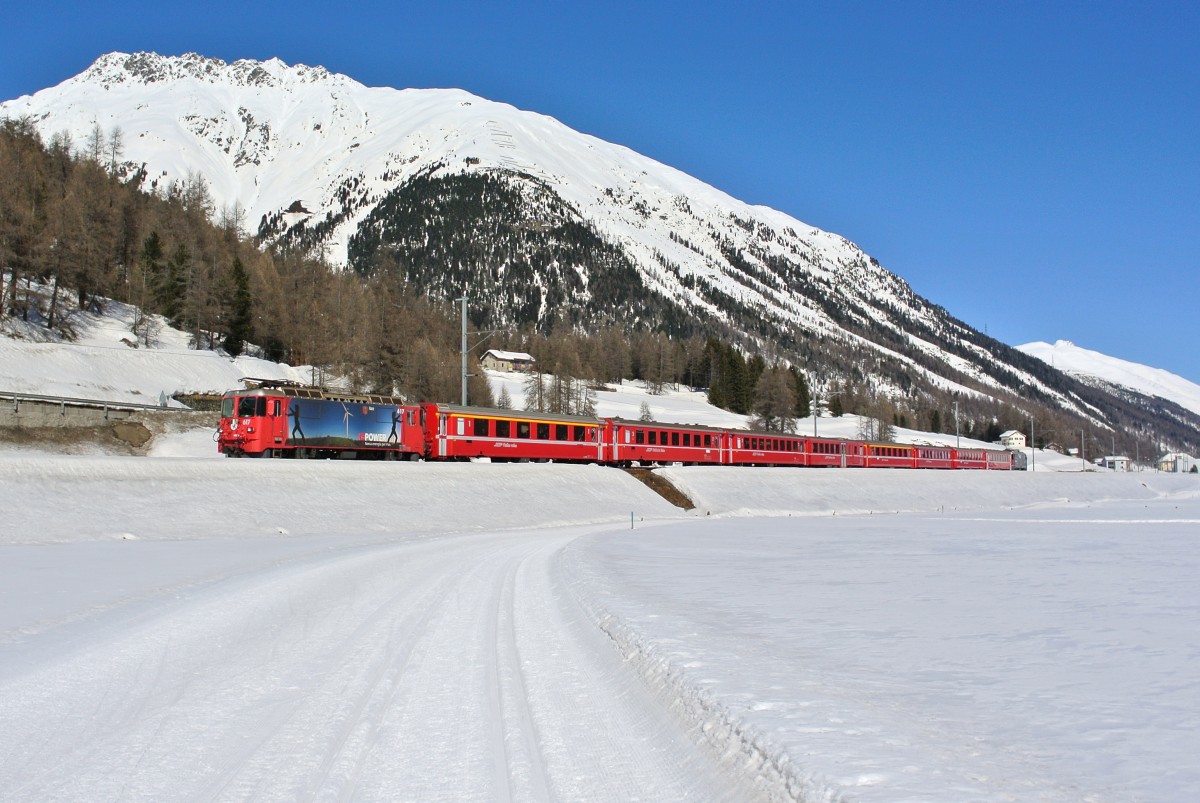 ENGADIN SKIMARATHON 2014: Als Shuttlezge St. Moritz/Samedan-S-chanf Marathon verkehrten 3 lange Pendel mit je einer Ge 4/4 II vorne und hinten. Im Bild ist ein solcher Pendel mit der Ge 4/4 II 617  RE POWER  und der Ge 4/4 II 619  100 JAHRE BERNINA  zwischen Bever und Samedan, 09.03.2014.
