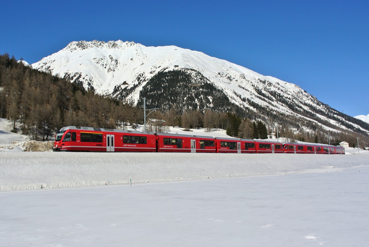 ENGADIN SKIMARATHON 2014: Doppeltraktion Stammnetz Allegra ABe 4/16 3103+3104 als RE 1335 zwischen Bever und Samedan. Die 4-teiligen Allegras wurden fr den Vorortsverkehr von Chur angeschafft, heute wurden 4 von ihnen bis ins Engadin eingesetzt, 09.03.2014.