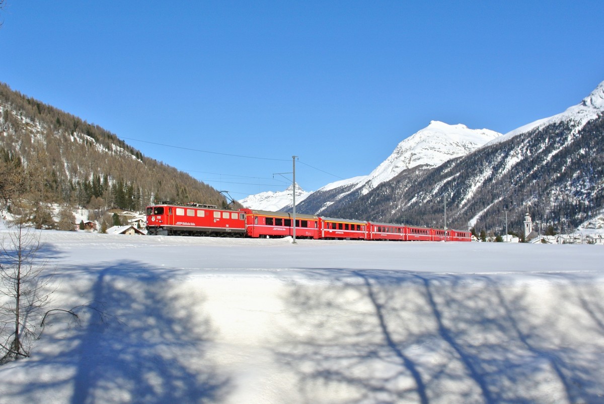 ENGADIN SKIMARATHON 2014: Ge 6/6 II 701 mit Extrazug 2150 bei Bever. Die Ge 6/6 II werden immer seltener an Personenzgen eingesetzt, heute waren sie jedoch wieder einmal mit Extrazgen beschftigt, 09.03.2014.