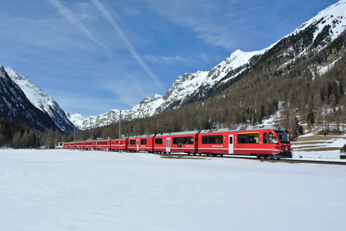 Engadin Skimarathon 2015: Der Albula RE 1129 wurde ausnahmsweise durch einen Allegra gezogen, eingeteilt war der ABe 8/12 3508, Bever, 08.03.2015.