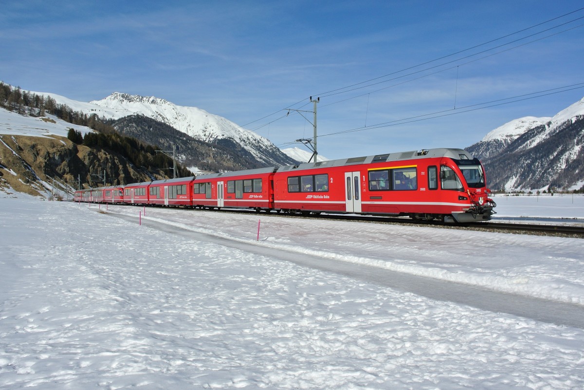 Engadin Skimarathon 2015: Fr die Shuttlezge im Oberengadin verkehrten auch Stammnetzallegras in Doppeltraktion, im Bild sind die ABe 8/16 3102 und 3105  BGA   kurz vor Celerina, 08.03.2015.