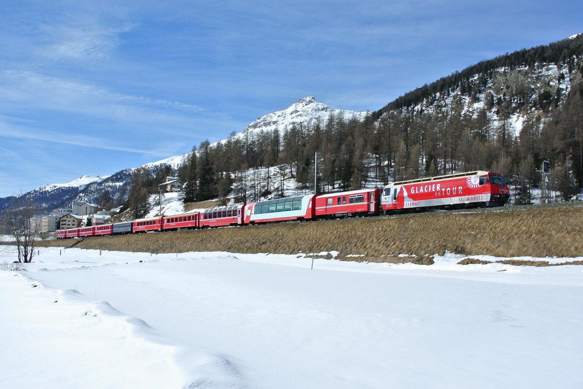 Engadin Skimarathon 2015: Ge 4/4 III 651  Glacier on Tour  mit dem RE 1140 kurz nach Samedan. Gleich hinter der Lok ist der ehemalig Aros BD 2481, ausserdem ist der Speisewagen in der Stammkomp statt an der Spitze des Zuges eingereiht, 08.03.2015.
