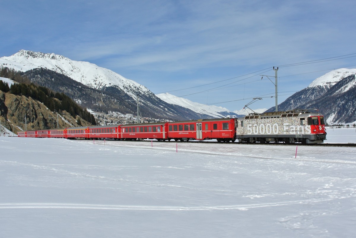 Engadin Skimarathon 2015: Ge 4/4 II 624  Facebook Fanlok  mit Extrazug kurz vor Celerina. An erster Stelle ist der Bernina BD 2477 eingereiht, 08.03.2015.