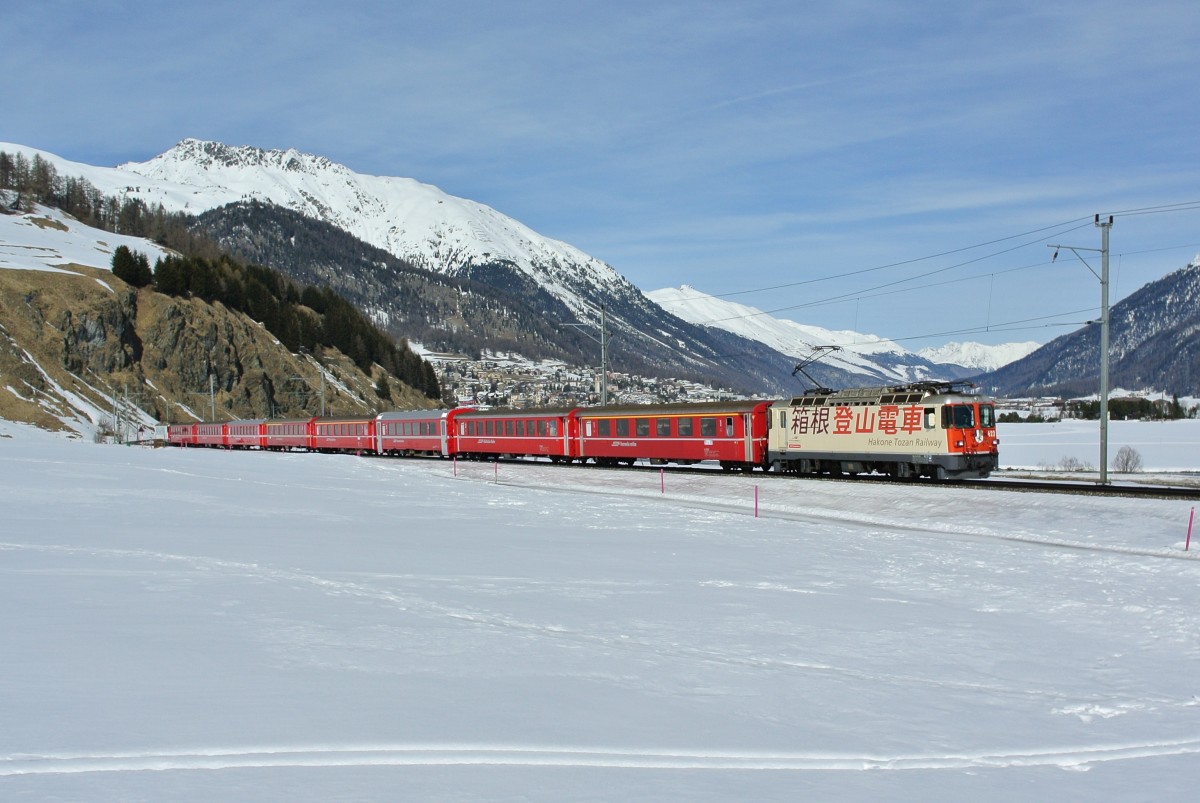 Engadin Skimarathon 2015: Ge 4/4 II Sandwich mit der 622  Hakone Tozan Railway  und 616  Siemens  kurz vor Celerina, 08.03.2015.