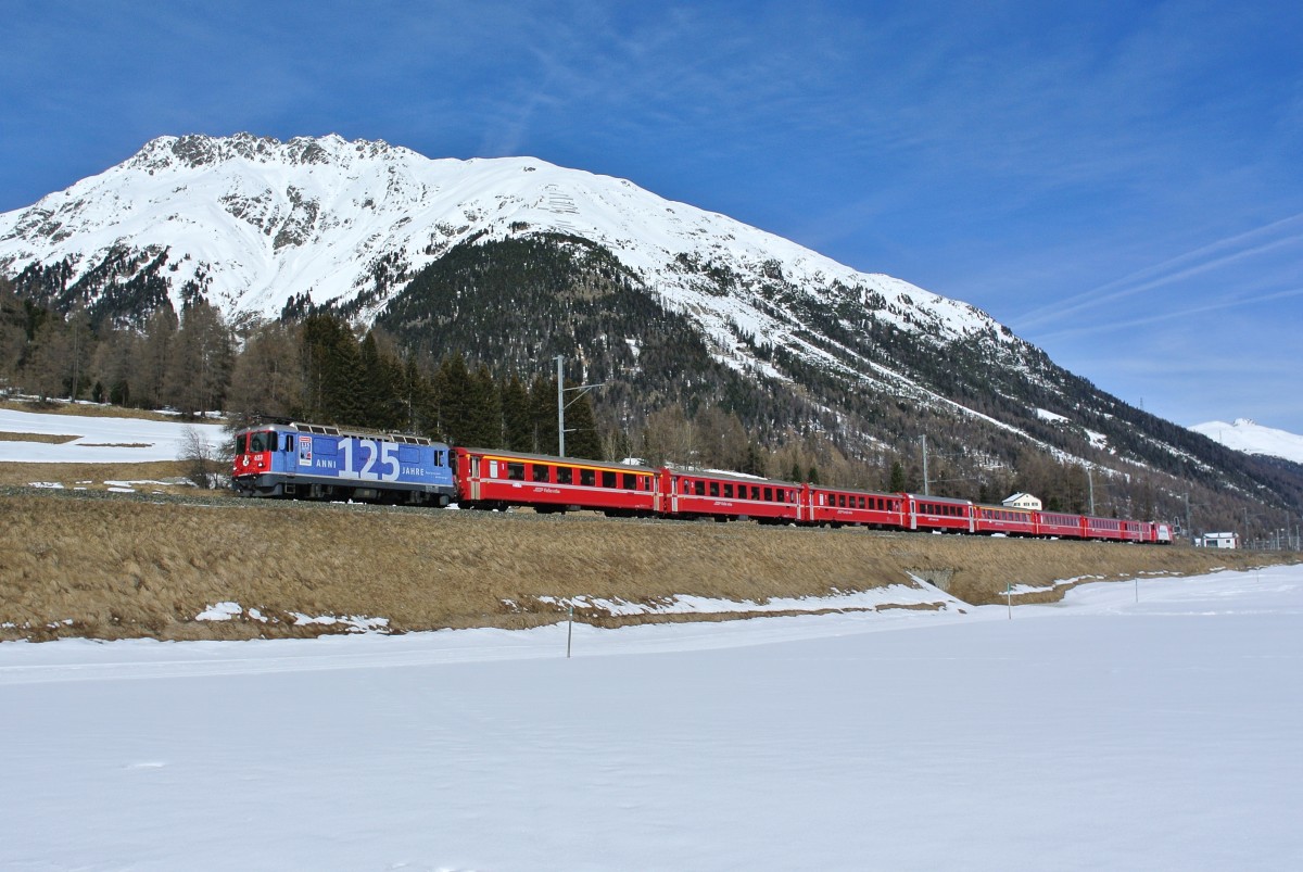 Engadin Skimarathon 2015: Ge 4/4 II Sandwich mit der 623  125 Jahre RhB  und 618  Edelweiss  kurz nach Bever, 08.03.2015.