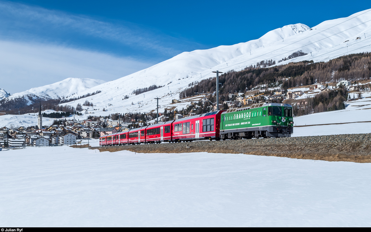 Engadiner Skimarathon am 12. März 2017: Ge 4/4 II 621 mit Werbung für die Traveco Transporte AG mit einem AGZ zwischen Zuoz und S-chanf.