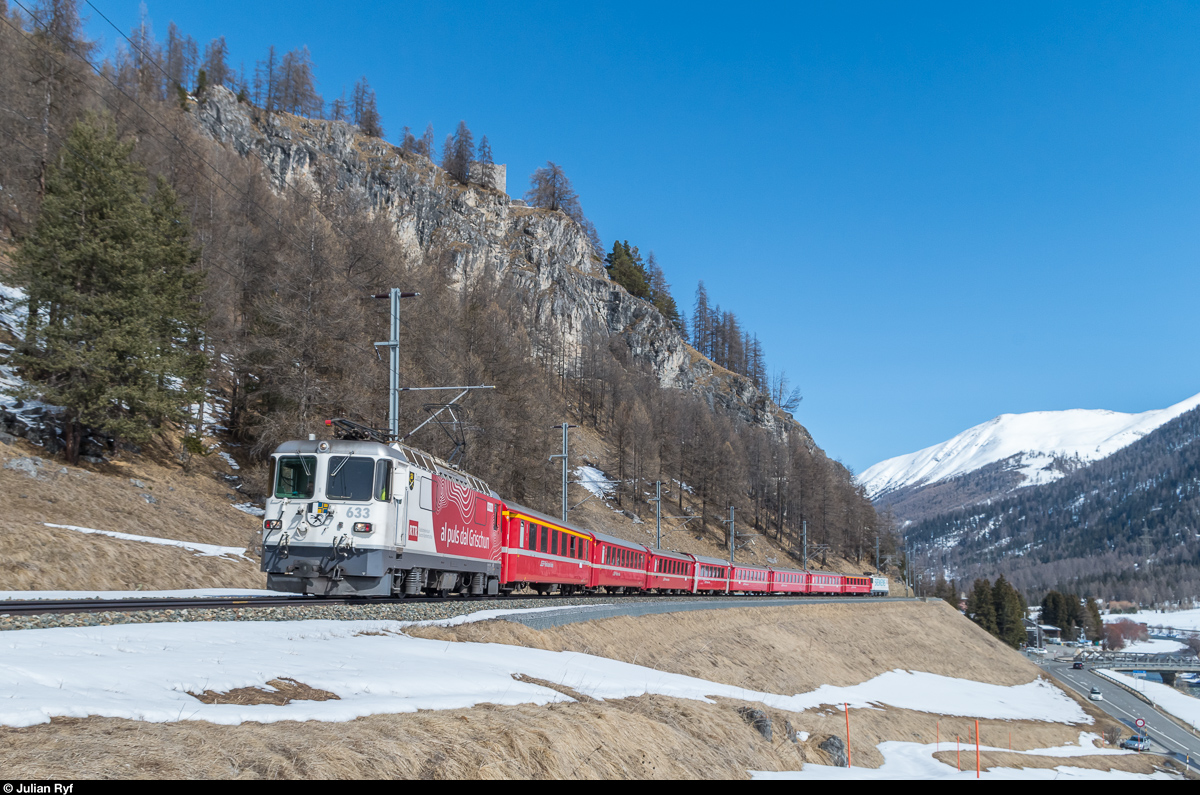 Engadiner Skimarathon am 12. März 2017: Ge 4/4 II 633  Zuoz  mit RTR-Werbung zwischen Madulain und La Punt Chamues-ch. Am Zugende schiebt Ge 4/4 II 616  Filisur  mit Werbung für Siemens.