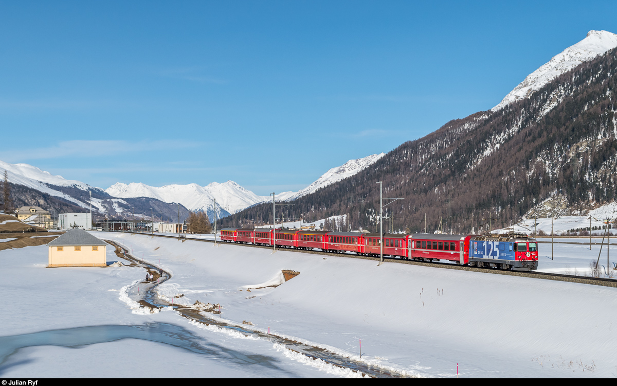 Engadiner Skimarathon am 12. März 2017: Ge 4/4 II 623 mit Werbung für das 125-Jahr-Jubiläum der RhB (2014) zwischen Bever und Samedan.