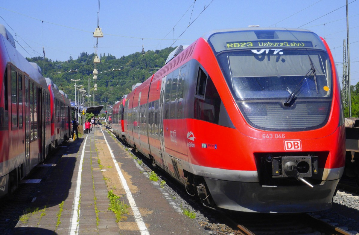 Enge im Bf Andernach: Links im Stumpfgleis 24 der Schülerzug nach Kaisersesch, bestehnd aus 640 017 und 648 204, rechts 643 037 und 046 als RB Mayen - Andernach - Koblenz - Limburg (1.7.15).