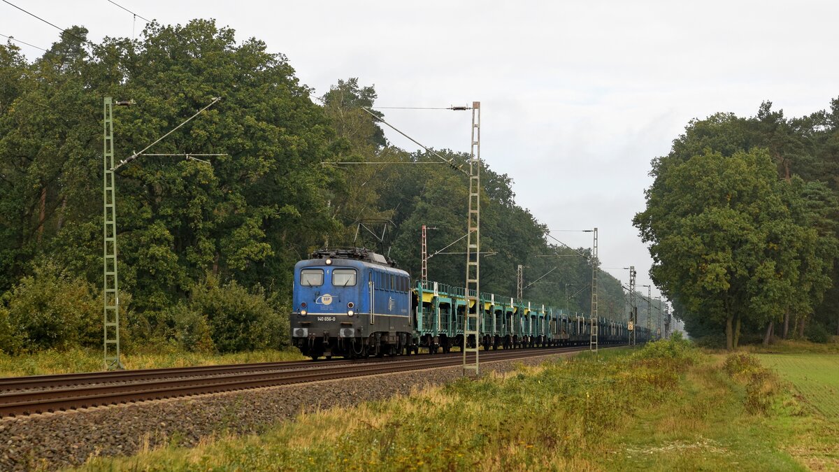 ENON 140 656-0 (ex DB), vermietet an EGP, mit unbeladenem Autotransportzug in Richtung Hannover (Rohrsen, 23.10.2023)
