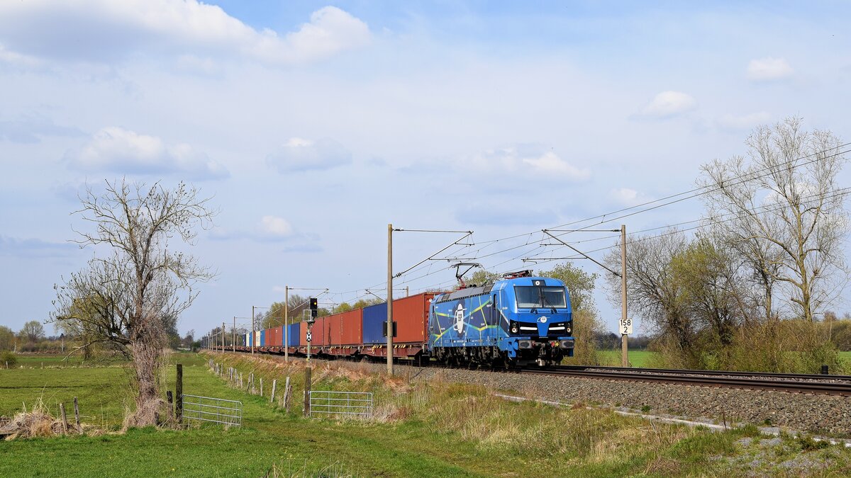 ENON 192 102, vermietet an EGP, mit Containerzug in Richtung Osnabrück (Hüde, 18.04.2021).