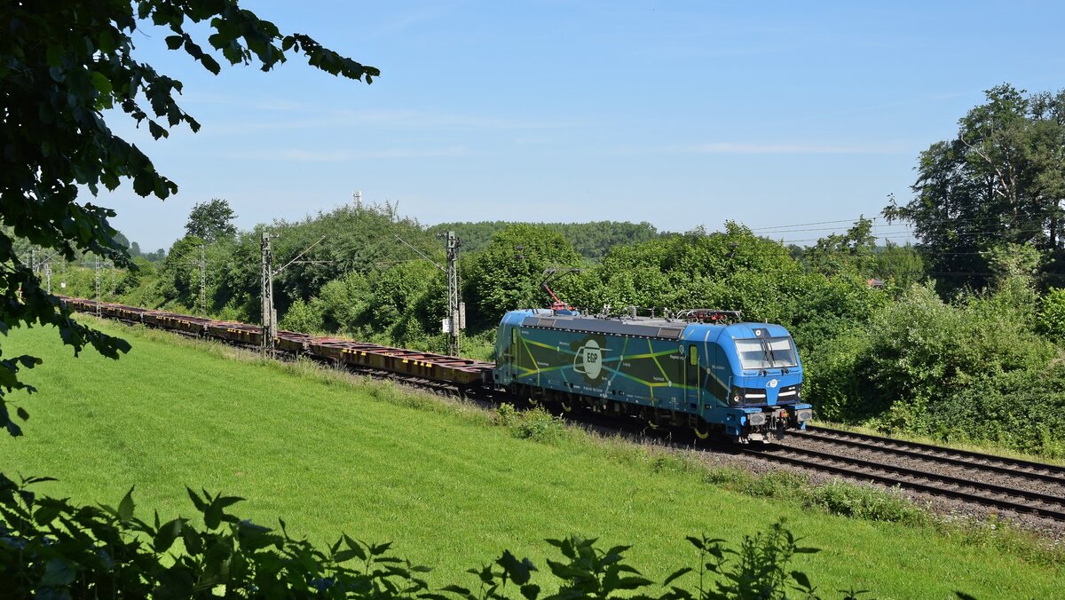 ENON 192 102, vermietet an EGP, mit leeren Tragwagen in Richtung Bremen (Bohmte-Stirpe, 16.06.2021).