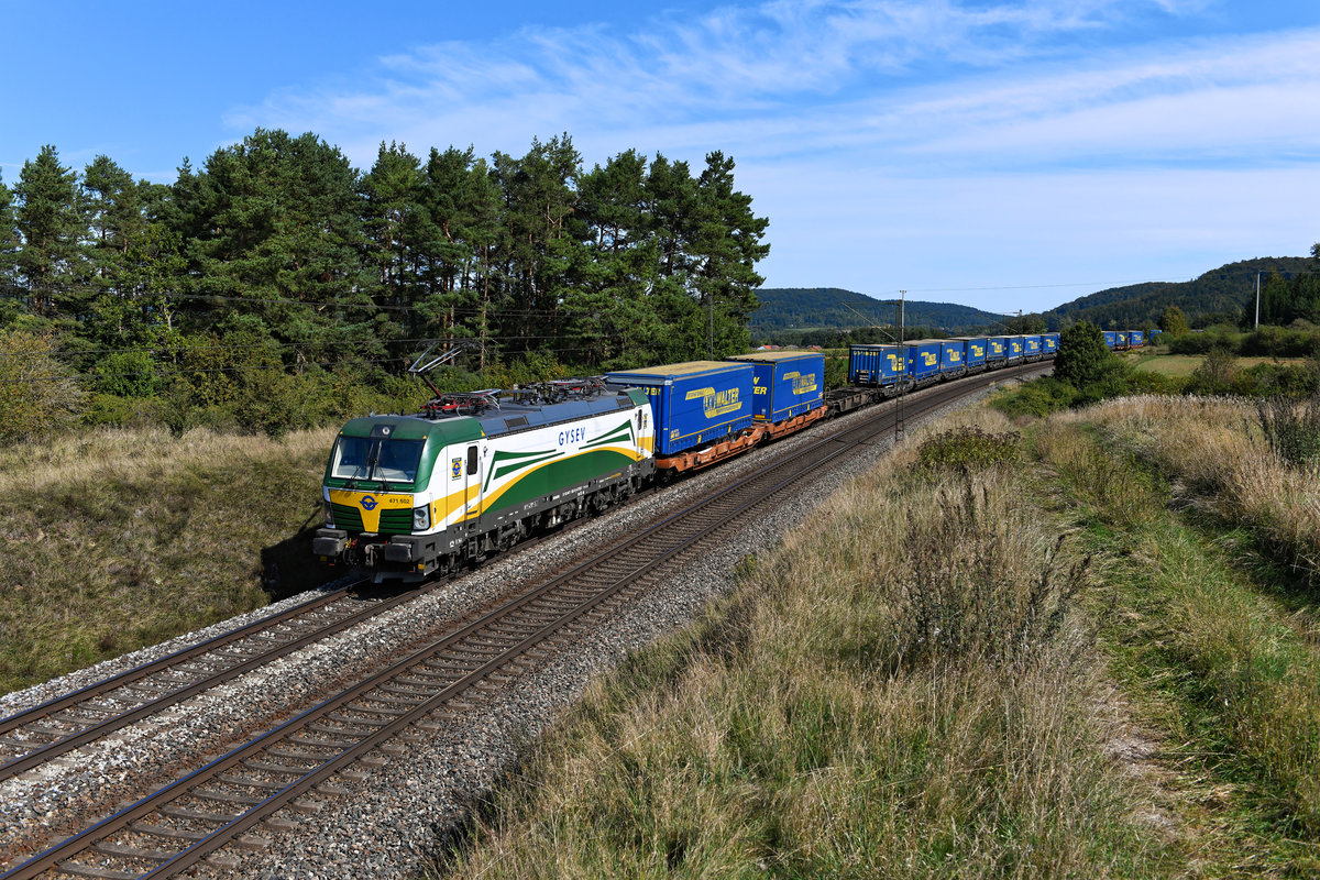 Enorm verspätet war am 19. September 2020 der sonst recht pünktlich verkehrende DGS 40648 von Curtici nach Rheinhausen. Der Zug war einheitlich mit Aufliegern der Spedition LKW Walter beladen, die daneben üblichen 40 Fuß-Silodruckcontainer der Spedition Poll-Nussbaumer fehlten an diesem Tage. Für die Beförderung des KLV war die GySEV 471 502 eingeteilt. Bei Kerschhofen in der Oberpfalz erwartete ich die fotogene Leistung.  
