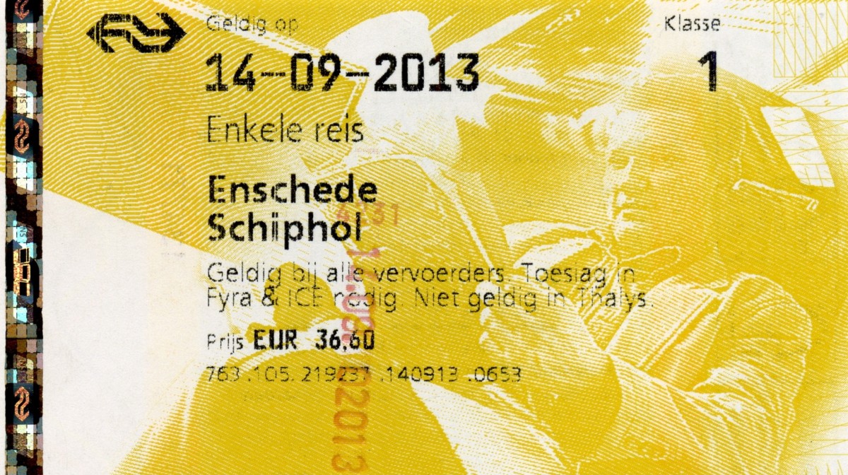 ENSCHEDE (Provinz Overijssel), 14.09.2013, Automaten-Fahrkarte für eine einfache Fahrt 1.Klasse nach Schiphol, dem Amsterdamer Flughafen -- Fahrkarte eingescannt