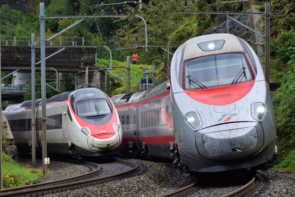  Ententreff  kurz vor Arth-Goldau am 05.10.2019: Während RABe 503 013  VALAIS  der SBB auf die Einfahrt in den Bahnhof Arth-Goldau auf dem Weg nach Mailand wartet, verlässt Trenitalia ETR 610 002 diesen auf dem Weg Richtung Zürich.