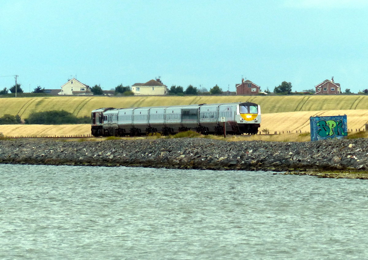 Enterprise-Zug auf dem Weg von Dublin Connolly nach Belfast Central Station. In Malahide durchquert der Zug die Bucht auf einem Damm. 1.8.2017