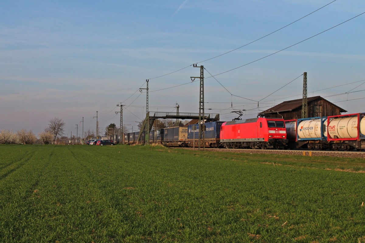 Entgegen der 482 028-8 fuhr von DB Schenker die 145 034-5 und ebenfalls mit einem langen Containerzug gleichzeitig durch den Hp von Auggen, aber in Fahrtrichtung Süden. (29.03.2014)