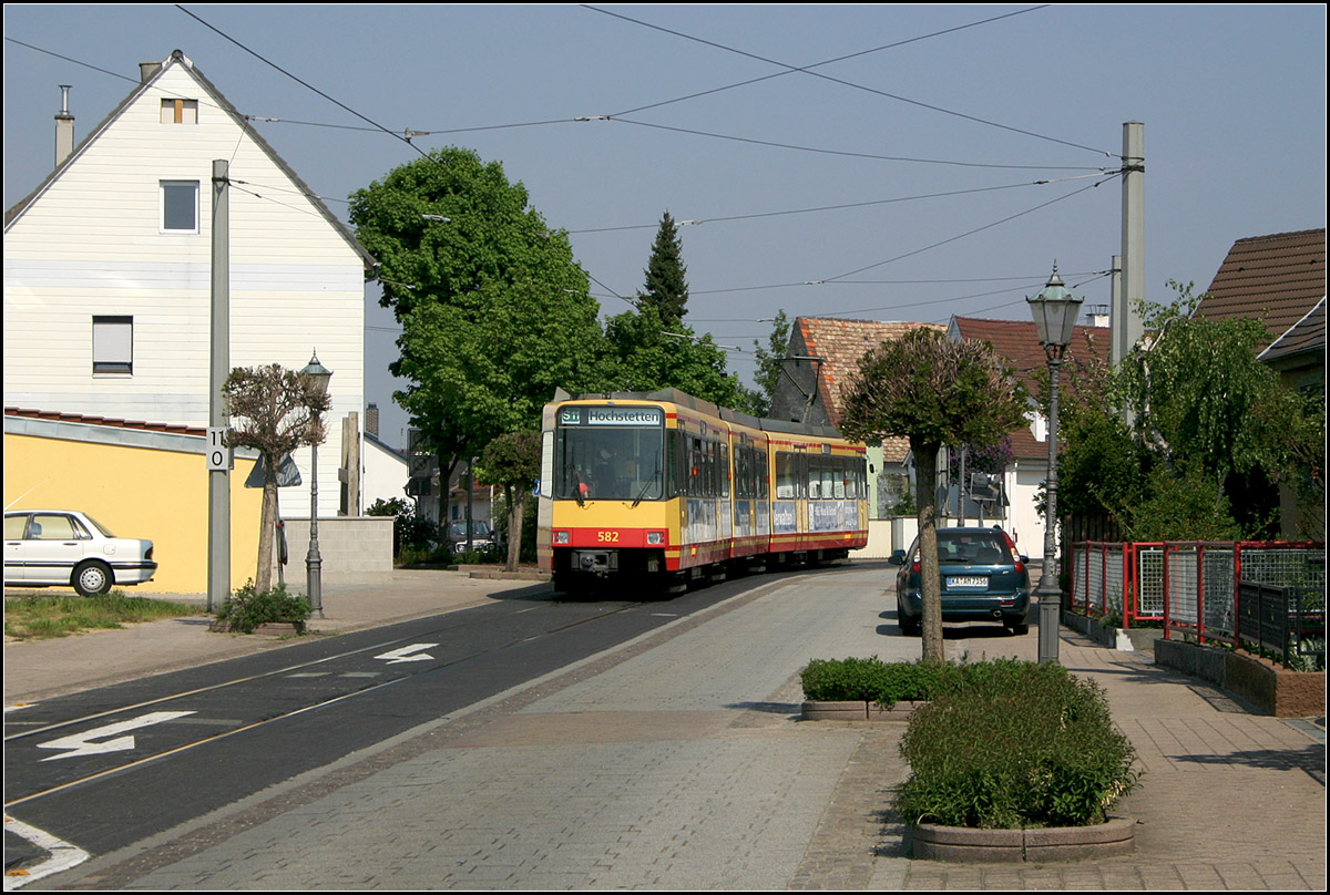 Entgegen der Autorichtung -

Rückansicht eines GT8-Gleichstrom-Stadtbahnwagen bei der Einfahrt in die enge Ortsdurchfahrt in Linkenheim an der Hardtbahn (S1/11-Nord). 

06.05.2006 (M)