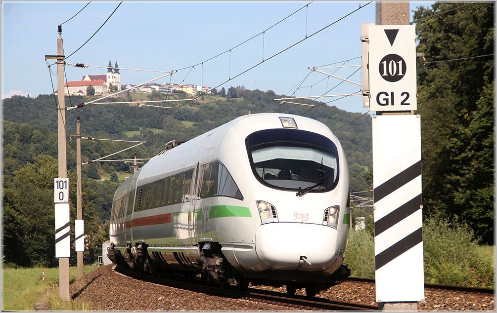  Entgegen zu seiner großen Schwester, der Wachau, ist der 
Nibelungengau, ein niederösterreichisches Donautal, nicht 
sehr bekannt. Weil er aber so schön ist, verkehrten im 
Sommer alle Fernverkehrszüge, statt durch die Abkürzung 
es Hochgechwindigkeitstunnels, über die Altbaustrecke über Säusenstein  -  was es möglich machte, einen ICE mit der Basilika Maria Taferl, , zu fotografieren...
September 2020