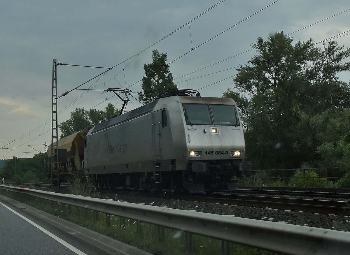 Entgegenkommend kommt mir die 145 084-0 mit einem Wagen vor die Linse. Das Foto entstand vom Beifahrersitz aus recht spontan nach einer Kurve auf der B42 bei Hammerstein. 13.7.2018