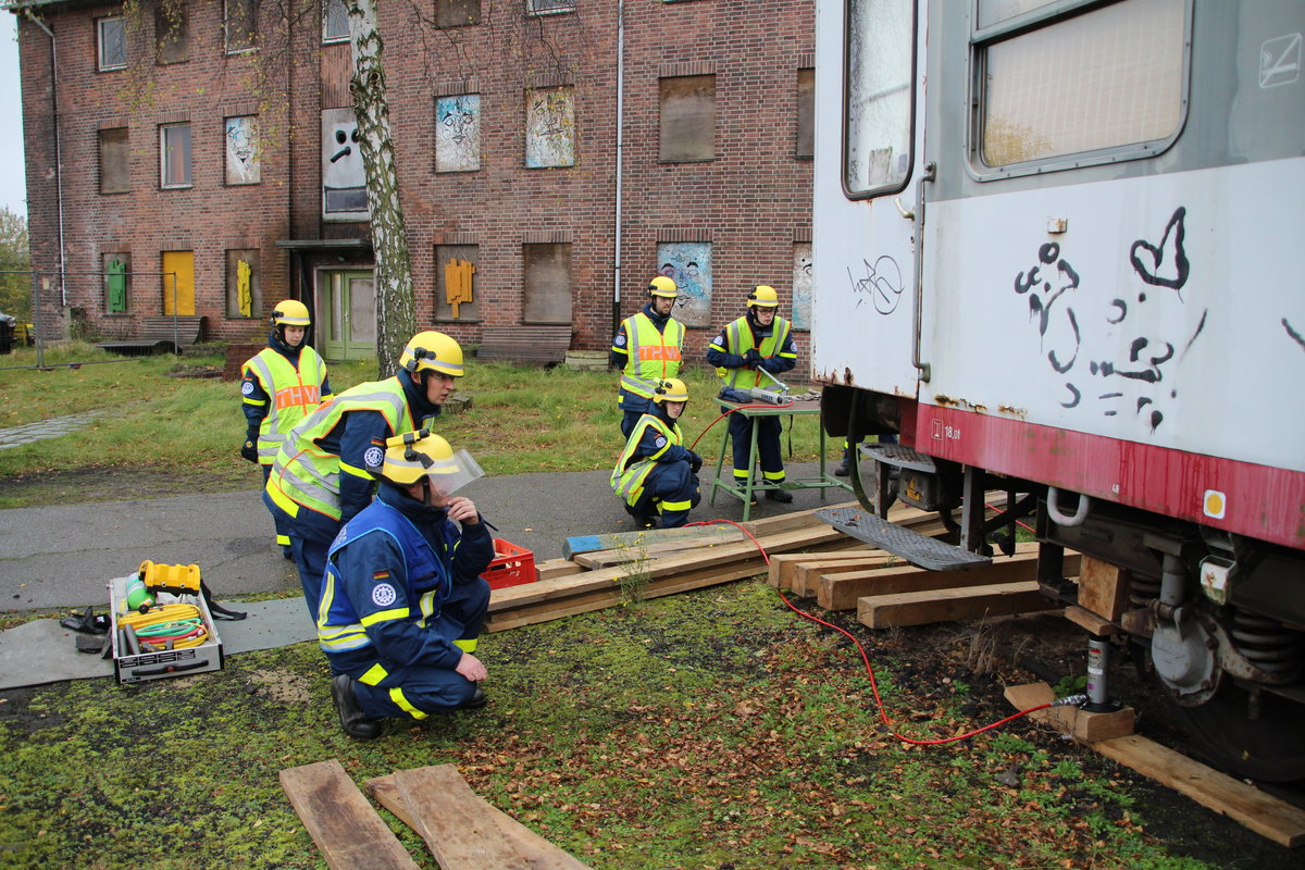 Entgleister Reisezugwagen in Neumünster...


So lautete der Einsatzbefehl für das THW der Ortsgruppe Bad Segeberg.
Als sie in Neumünster ankamen hatten die Gruppenführer eine Überraschung bereit, denn das ist lediglich eine ÜBUNG.
Außerdem musste der Wagen zuerst ausgegleist werden. 