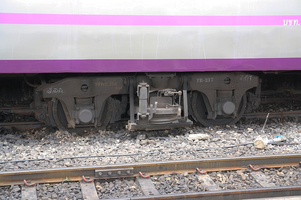 Entgleistes Drehgestell des บชท.ป. 204 (บชท.ป. =ASC./Air-Conditioned Second Class Carriage) am 15.Mai 2018 in Bangkok Hua Lamphong.