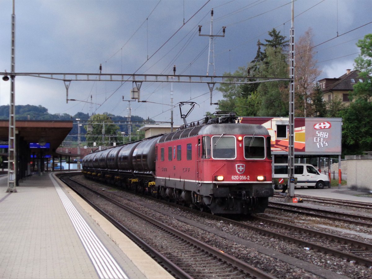 Entgleisung am Donnerstag, 5. Juli 2018 in Eglisau:

Um 20.20 Uhr entgleiste kurz vor dem Bahnhof Eglisau ein Güterzug, bestehend aus der SBB Re 620 056-2  Travers  und Kesselwagen, da zwei Achsen des Güterzuges aus den Schienen gesprungen waren. Es gab glücklicherweise keine Verletzte und die Kesselwägen haben keinen Gefahrgut geladen. 
Im Bahnhof Bülach hiess es für die Fahrgäste, Endstation. Zu Beginn war die Strecke zwischen Bülach und Hüntwangen-Wil unterbrochen, später konnte der Unterbruch auf den Abschnitt Bülach – Eglisau eingegrenzt werden. Seit Freitag, um 5 Uhr, verkehren die Züge wieder im Einspurbetrieb. Vom Freitag 21:40 Uhr bis zum nächsten Tag um 8:20 Uhr können trotz Einspurbetrieb alle Züge verkehren. 

Diese Aufnahme zeigt diesen Güterzug, genau 8 Minuten vor der Entgleisung, bei der Durchfahrt im Bahnhof Bülach. Unglaublich, dass dieser eine Güterzug den Bahnverkehr stundenlang in Eglisau lahm legte...


Weitere Infos auf: 
http://www.bahnonline.ch/bo/41731/buelach-und-huentwangen-wil-sbb-cargo-gueterzug-entgleist-5-7-18.htm