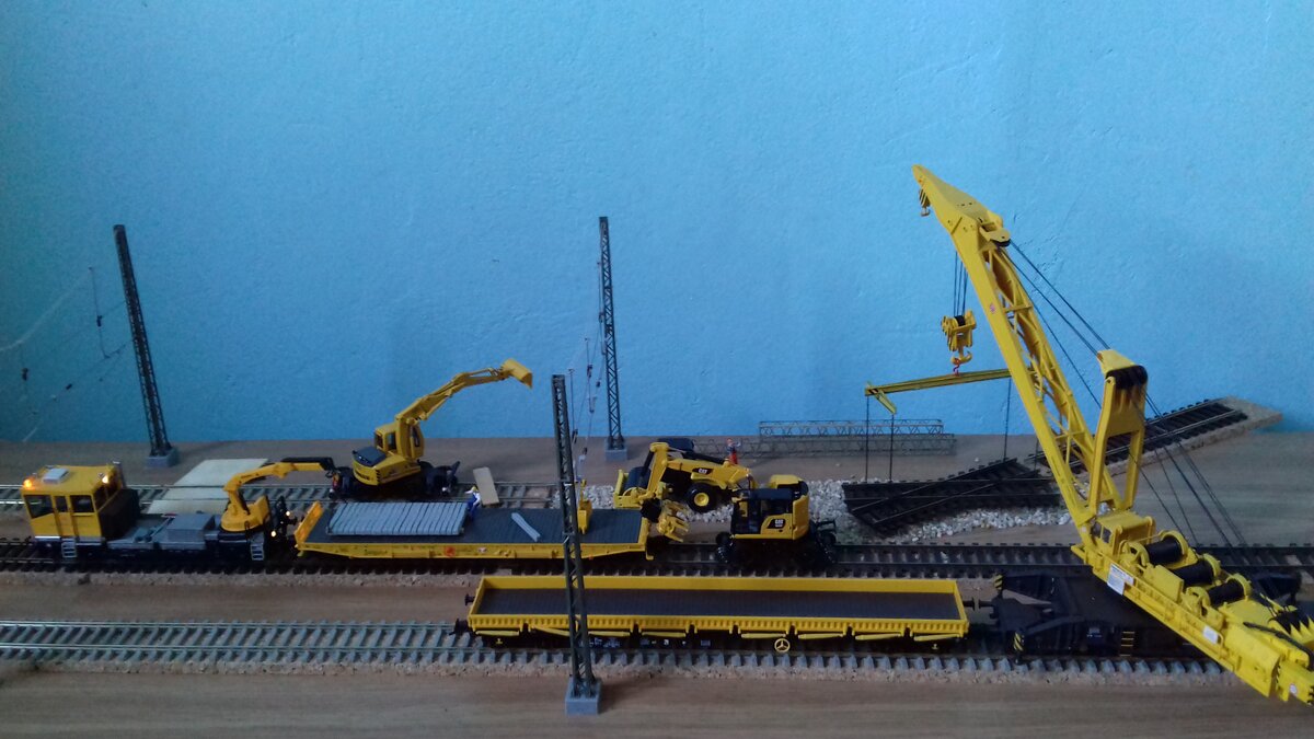 Entladen der Betonschwellen und Aushärtung des Bodens für das neue Gleis (20.11.2022).