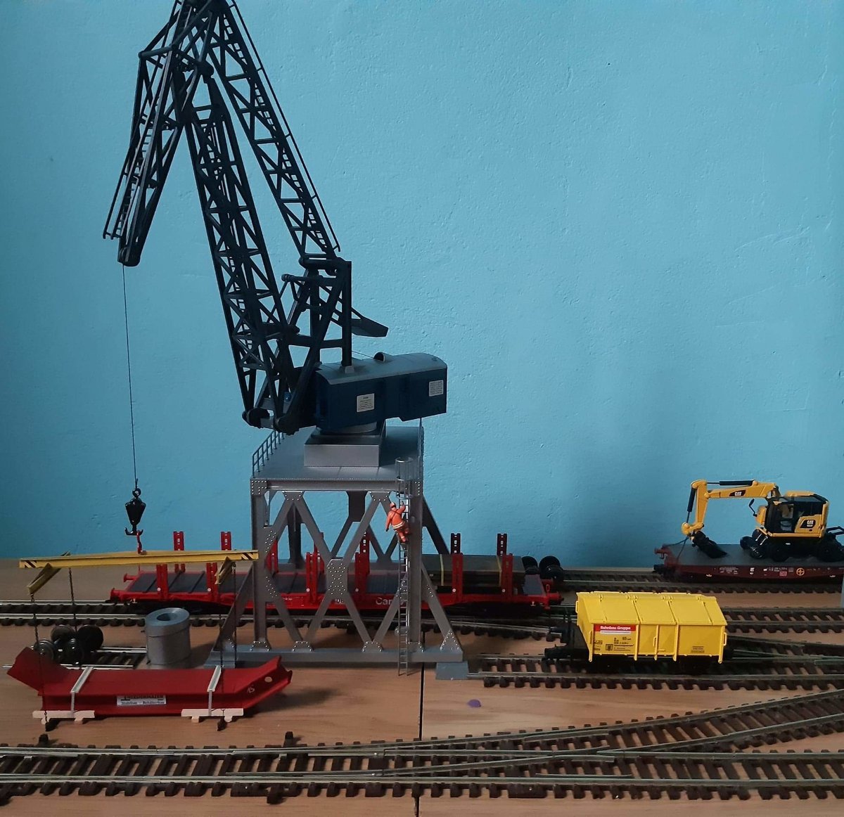 Entladen der Konstruktionsträger auf dem Rungenwagen. Am 9 Feb 2021 Jahre.