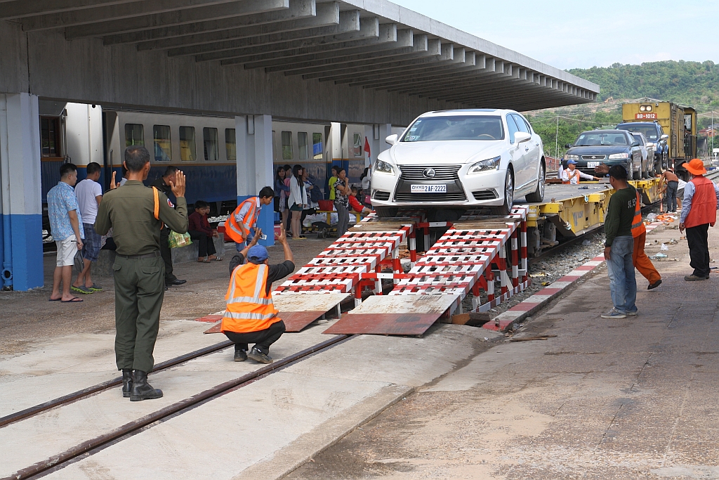 Entladung der Autoreisezugwagen in Sihanoukville am 18.März 2017.