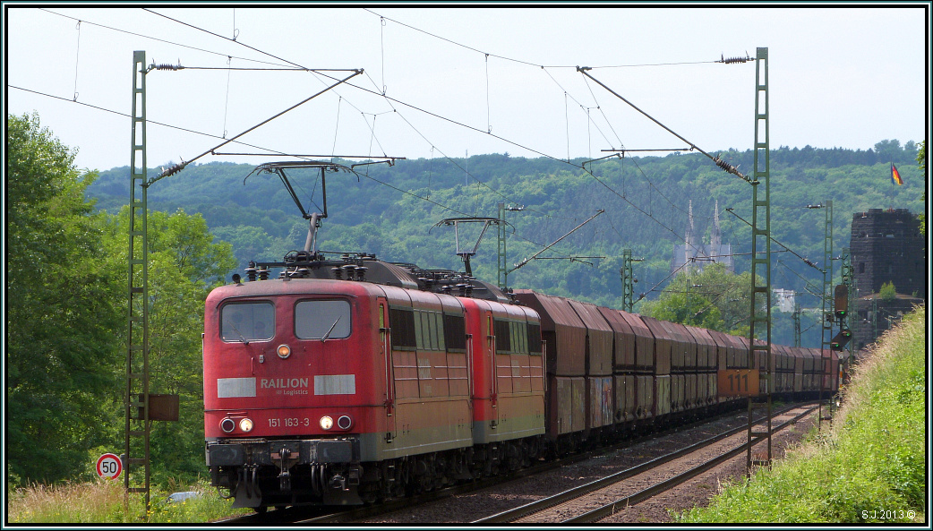 Entlang am Rhein ist dieser doppelbespannte Kohlezug mit zwei 151 unterwegs in Richtung Neuwied.Bildlich festgehalten bei Erpel im Juni 2013. 