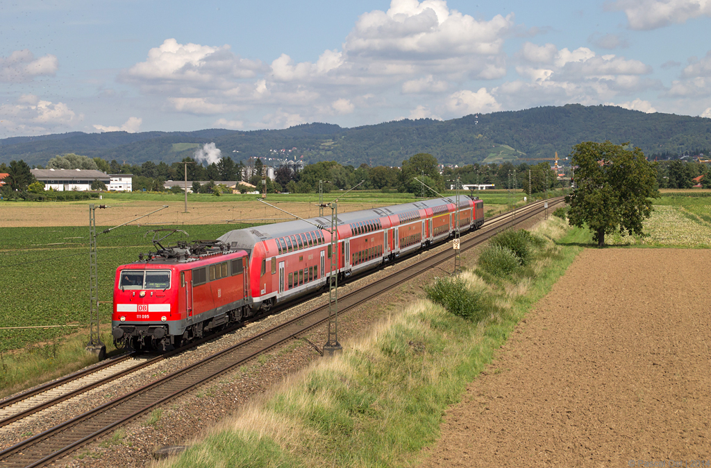 Entlang der Bergstraße I - Die Frankfurter 111 095 konnte ich am 28. August 2014 bei Heddesheim aufnehmen. Ein freundlicher Gruß geht an den Lokführer der Fuhre.