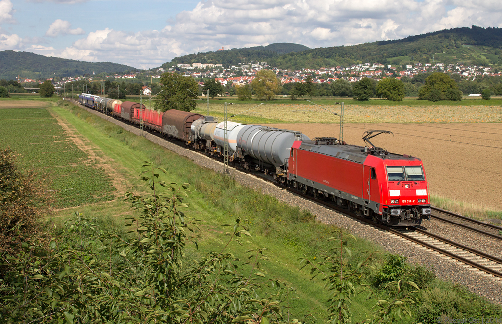 Entlang der Bergstraße II - Mit einem gemischten Güterzug in Richtung Süden ist am 28. August 2014 die 185 314-2 bei Heddesheim unterwegs. Die fehldenden DB-Kekse machen die Lok zu einer Besonderheit.