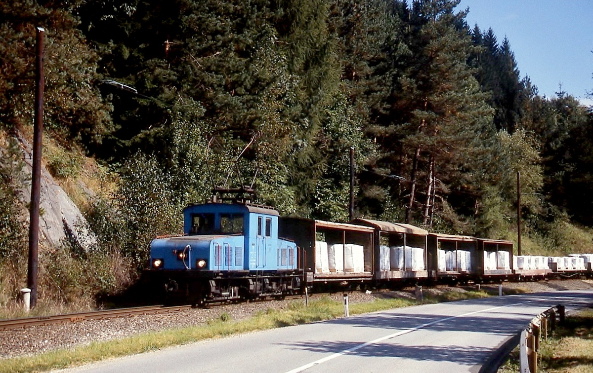 Entlang der Brucker Straße befördert ein Lok der Lokalbahn Mixnitz-St. Erhard im Sommer 1995 einen Magnesitzug nach Mixnitz