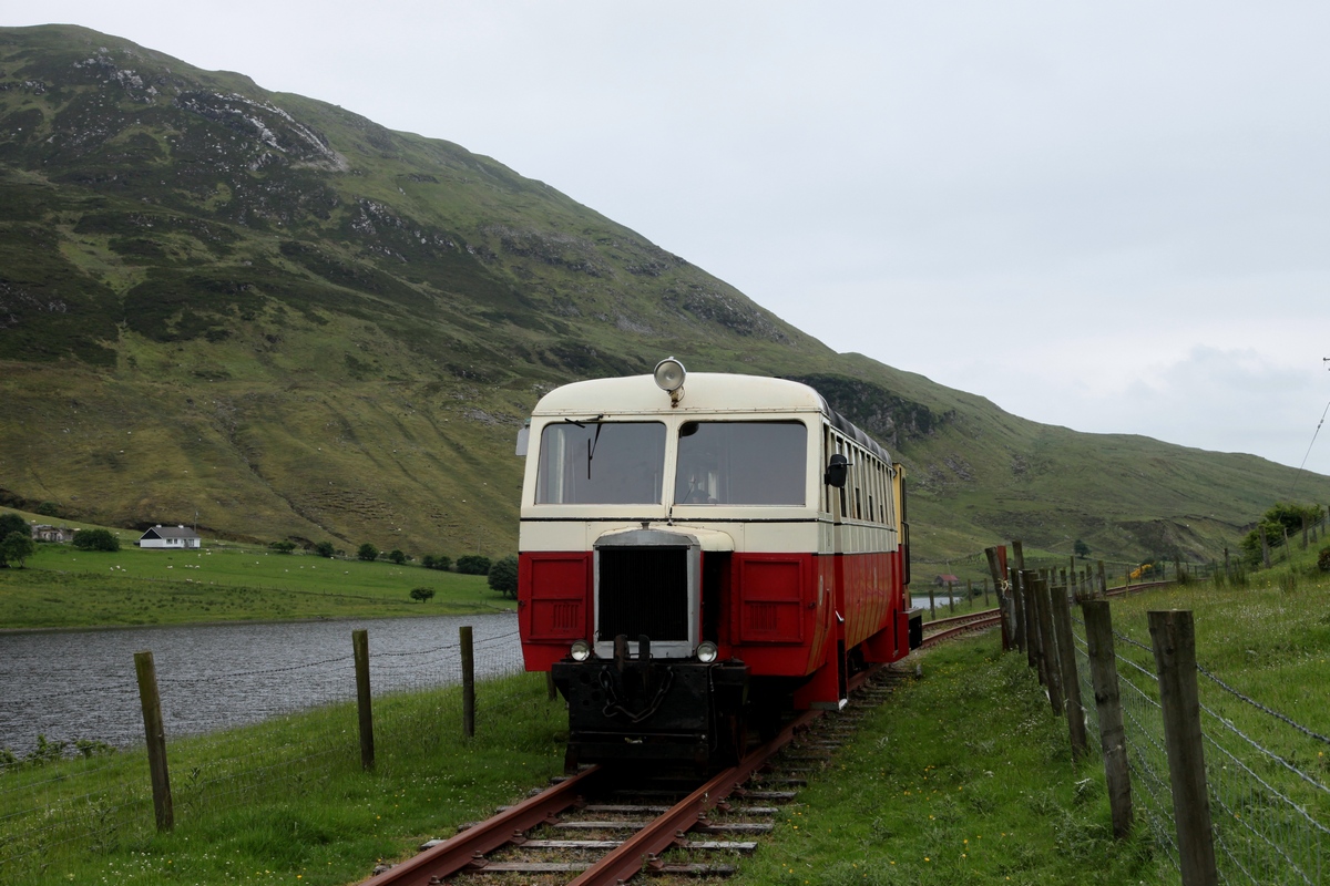 Entlang des Lough Finn fährt Railcar 18 und eine kleine Lok am 18.06.2016. Diese 914mm Strecke der County Donegal Railways wurde bereits 1947 stillgelegt und dank einer Privatinitiative 1995 von Fintown aus wieder eröffnet. Streckenlänge derzeit ca. 5 km.
