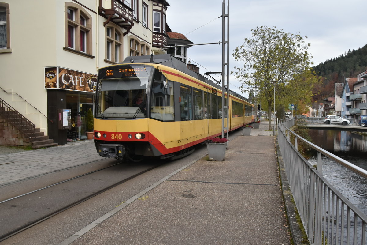Entlang der Enz fährt ein S6 Zug durch Bad Wildbad seiner Endstation Kurpark entgegen am Samstag den 23. November 2019.