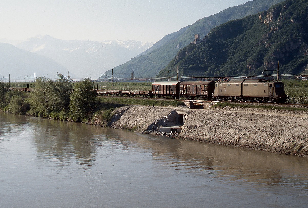 Entlang der Etsch befördert eine E 636 im September 1986 einen Güterzug von Meran nach Bozen