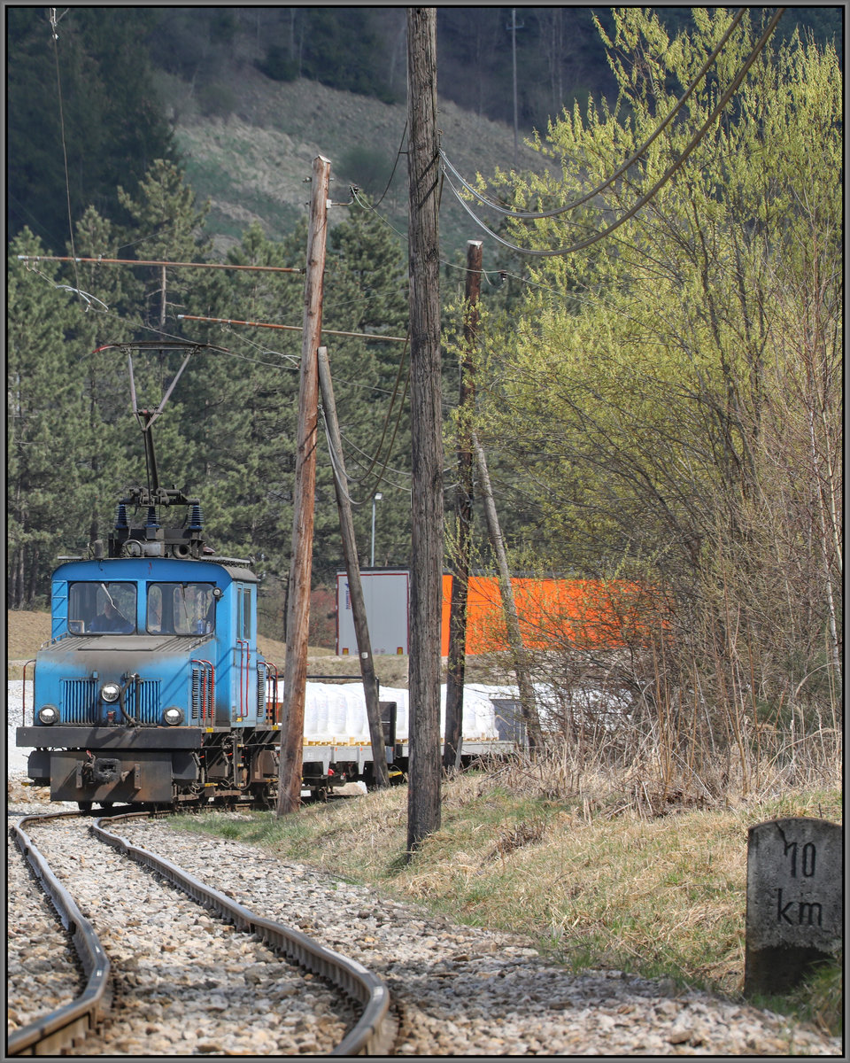 Entlang einer Halde schlängelt sich die Breitenauerbahn auf den ersten Metern aus dem Werksgelände Breitenau. 
3.04.2019