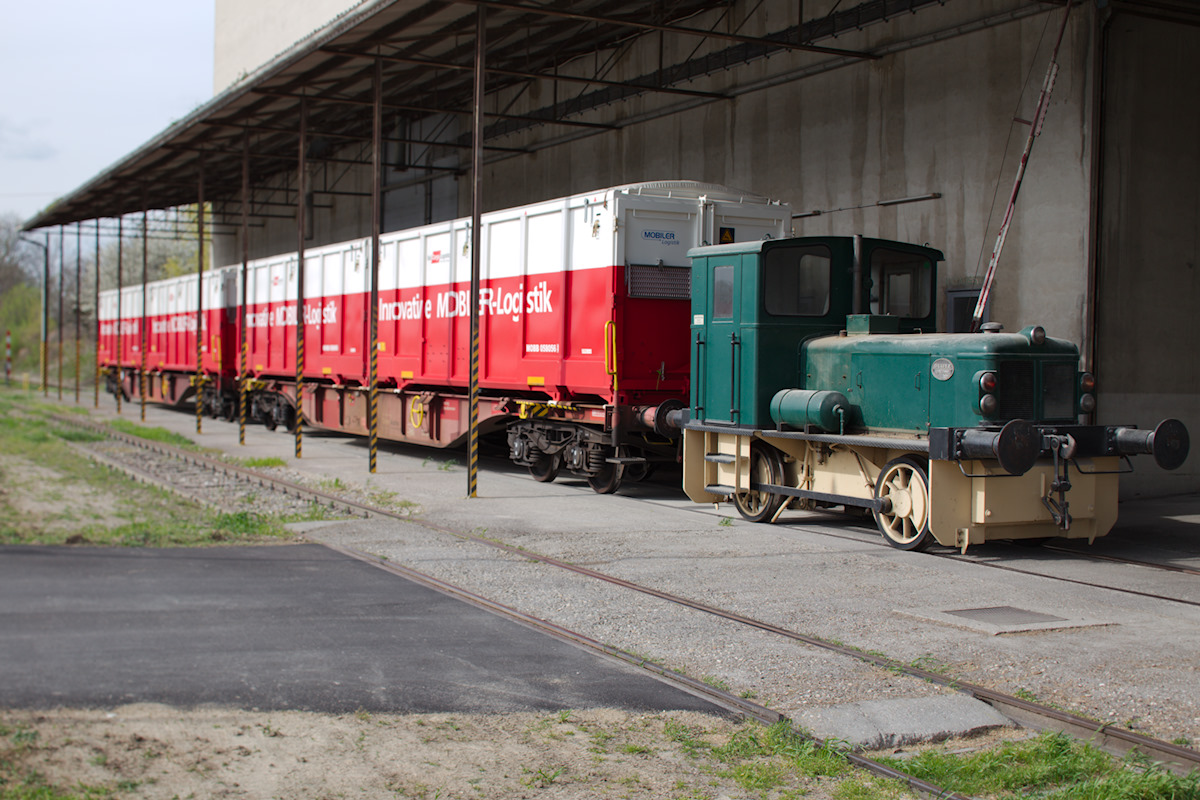 Entstanden ist diese Aufnahme beim Getreidespeicher von Korneuburg. Die Waggons, die hier mit Bioweizen geladen wurden, waren für die Schweiz bestimmt. (16.04.2015)
