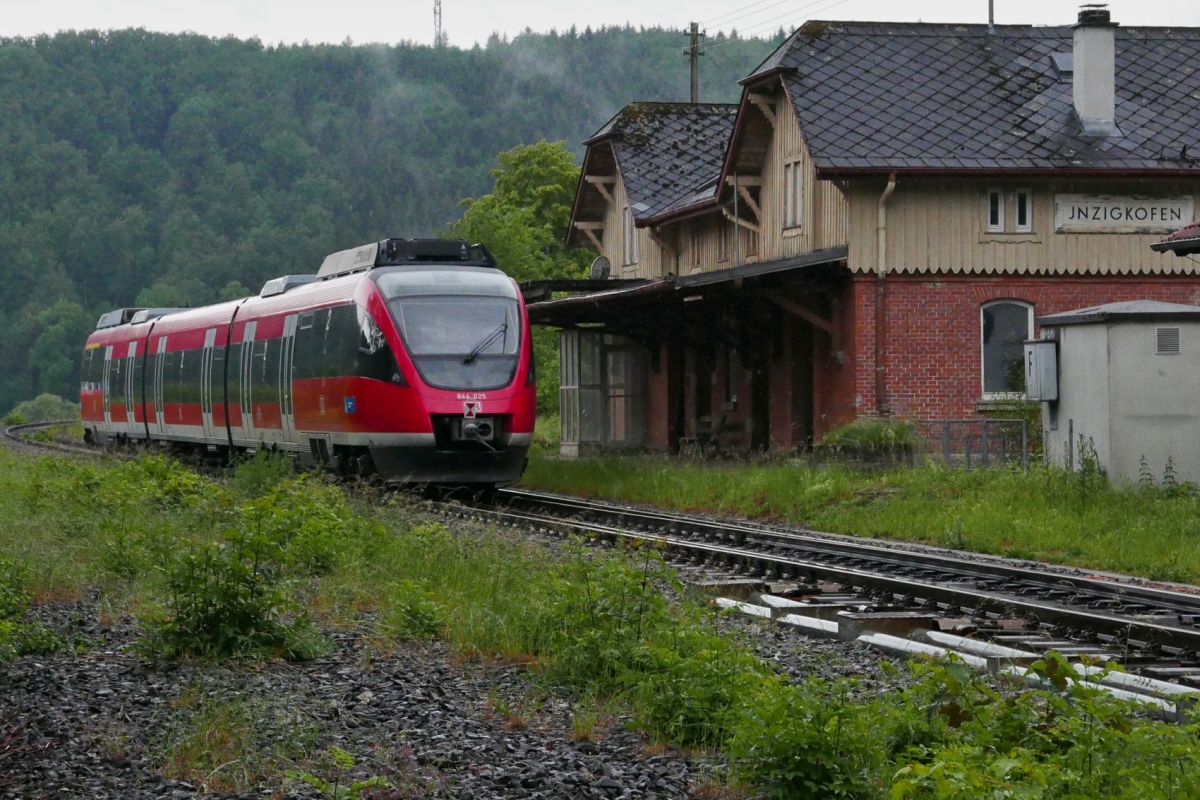 Enttuschung beim Fotografen, als am 14.06.2020 statt einer „218er“ mit Doppelstockwagen 644 025 als RE 22346  Radexpress Donautal  von Ulm nach Donaueschingen am ehemaligen Bahnhof Inzigkofen vorbeifhrt.