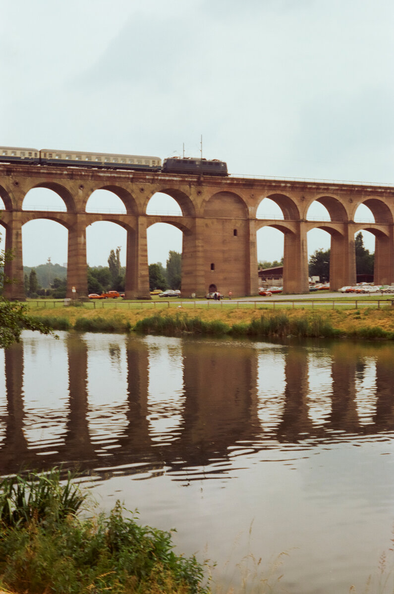 Enzviadukt bei Bietigheim (1983). Könnte das eine Ellok der DB-Baureihe 110 sein?  