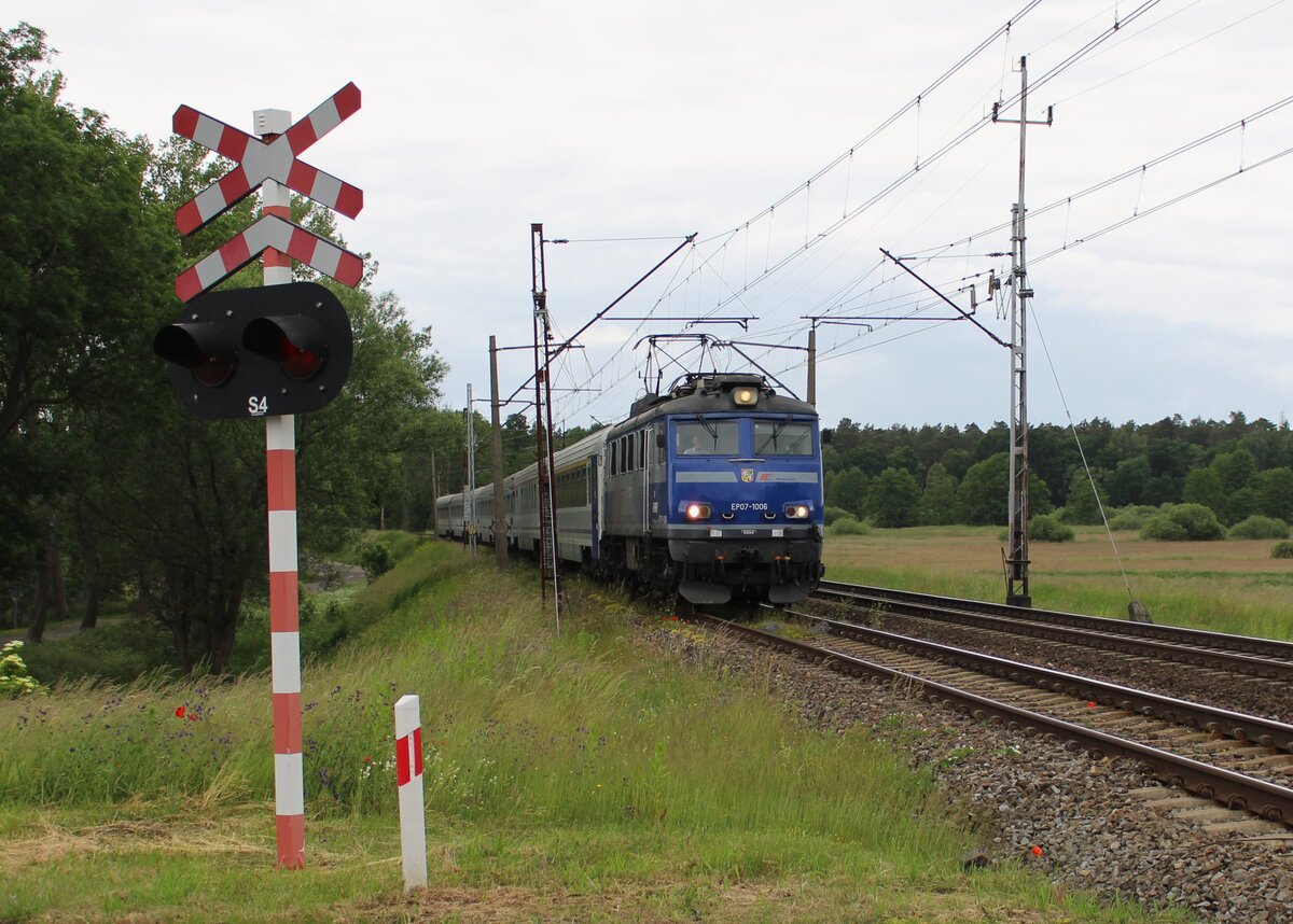 EP 07-1006 als IC 8302 war am 14.06.22 in Mokrzyca Wielka zu sehen aus Richtung Swinoujscie.