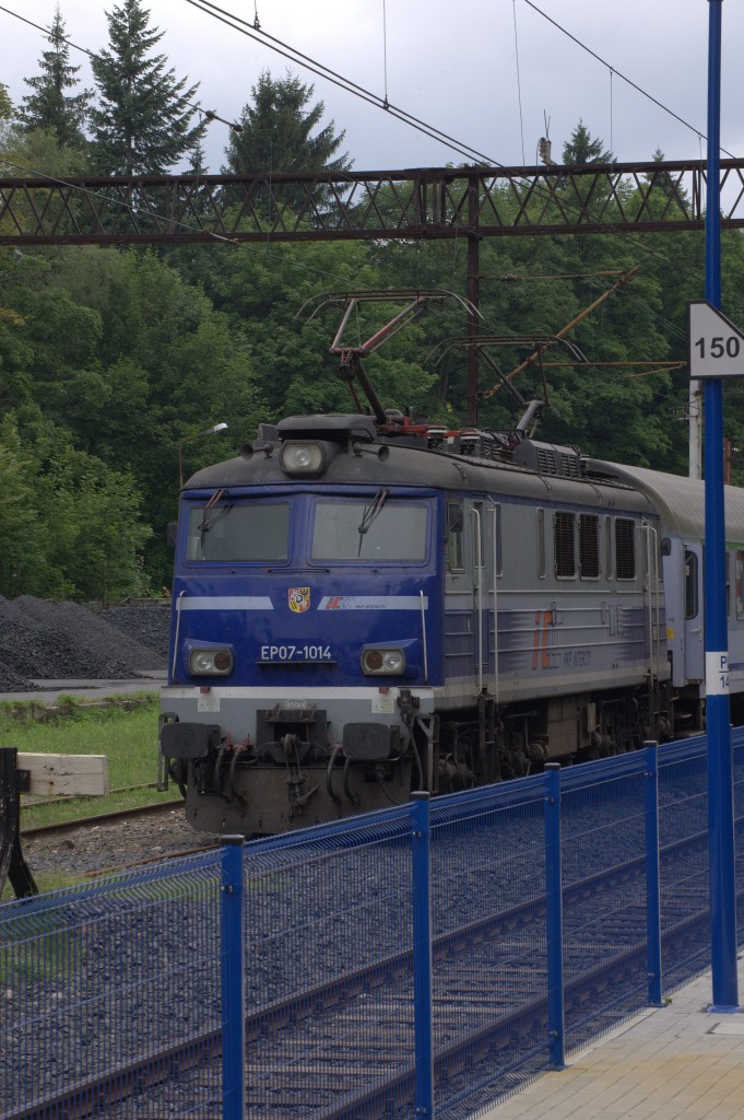 EP 07 - 1014 vor dem IC von Szklarska Poreba Richtung Jelenia Gora 
Die Modernisierung des Bahnhofes brachte leider auch den blauen Gitterzaun.
01.08.2014 10:36 Uhr.