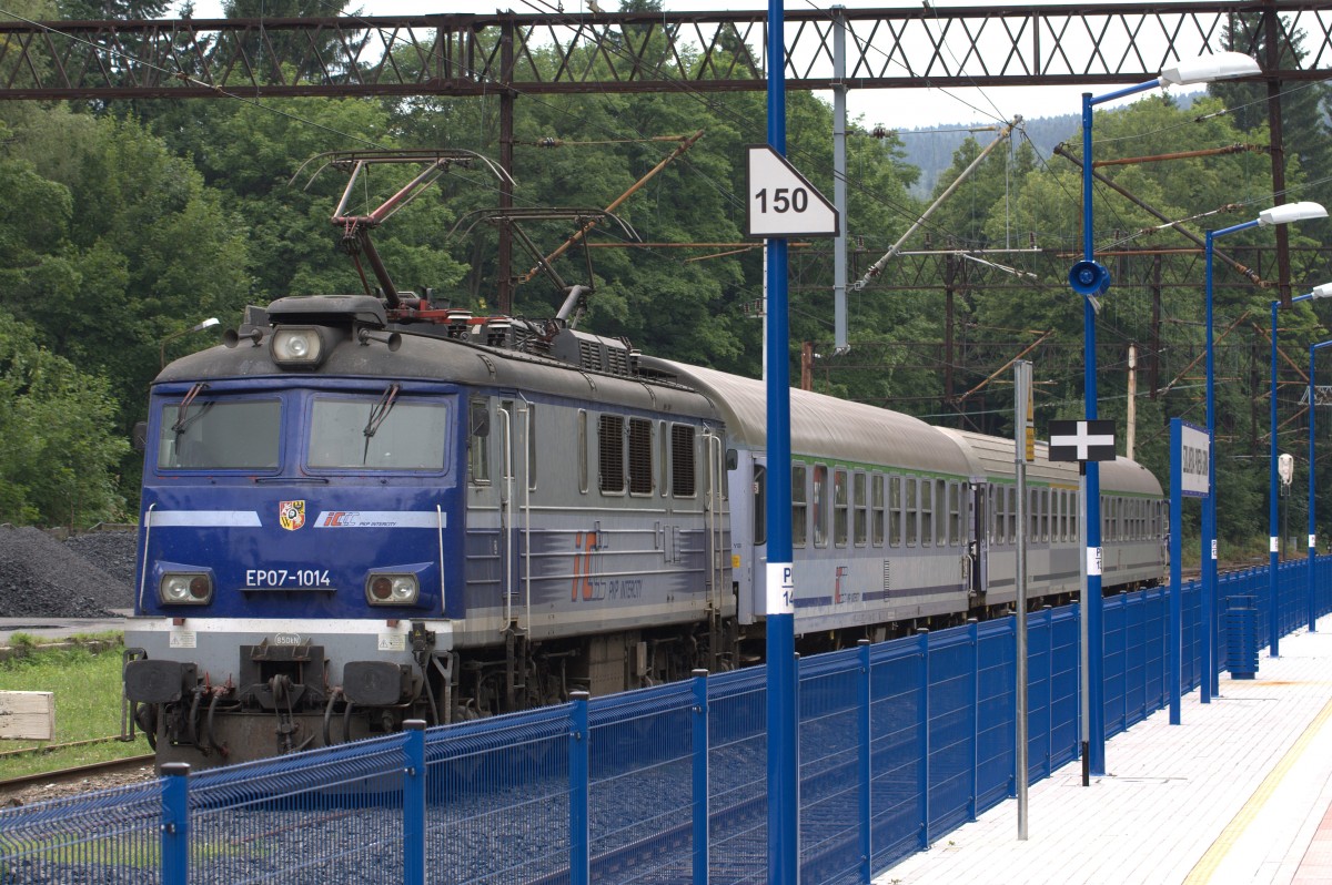 EP 07-1014 vor einem PKP Intercity in Szklarska Poreba, abgestellt hinter   dem eisenbahnfotografenunfreundlichen blauen Zaun...  01.08.2014  09:45 Uhr.