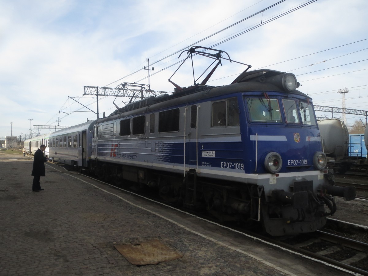 EP 07-1019 beim Lokwechsel des EC Wawel Breslau (Wroclaw) - Hamburg am 1. Febrar 2014 im Bahnhof von Kohlfurt (Wegliniec)
