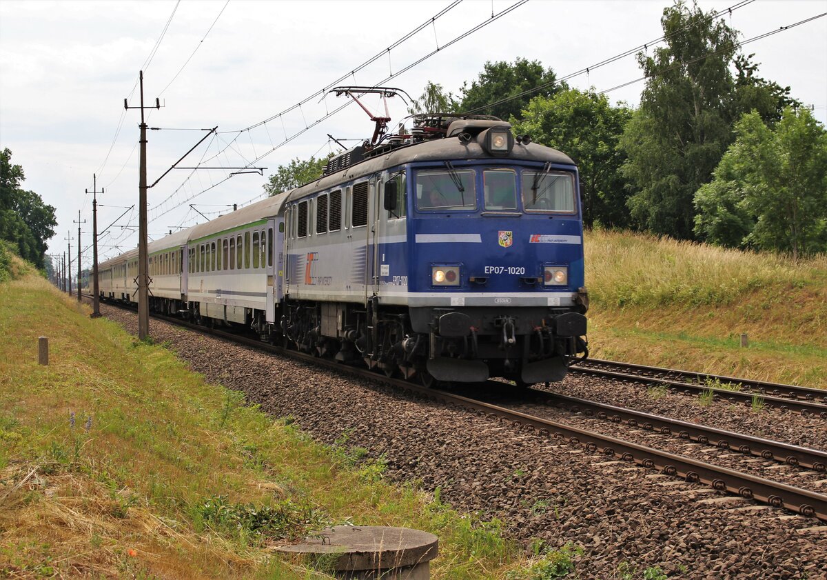 EP 07-1020 war am 07.07.21 mit einem IC in Mokrzyca Wielka zu sehen Richtung Swinoujscie.