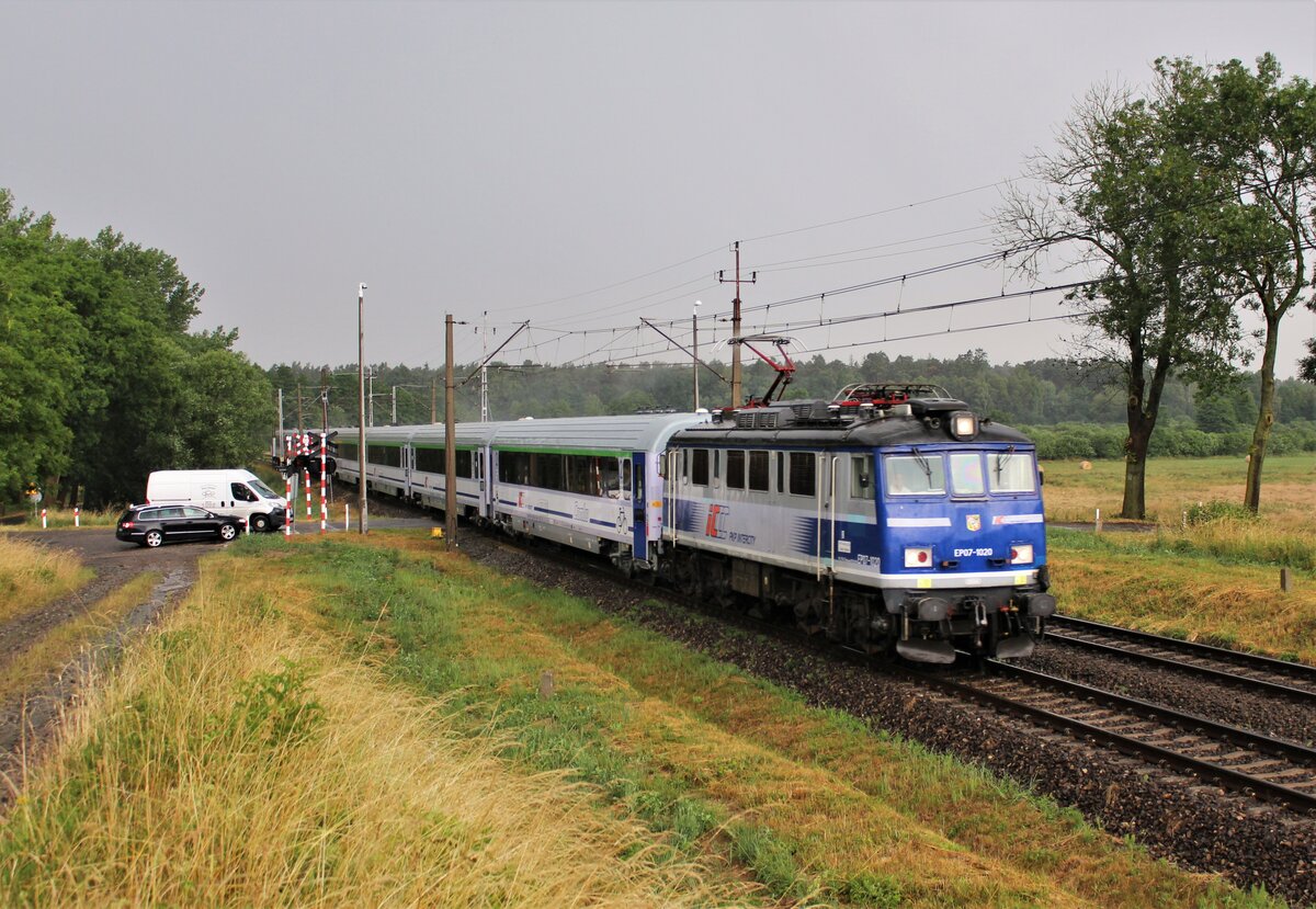 EP 07-1020 war am 30.06.21 mit einem IC in Mokrzyca Wielka zu sehen aus Richtung Swinoujscie.