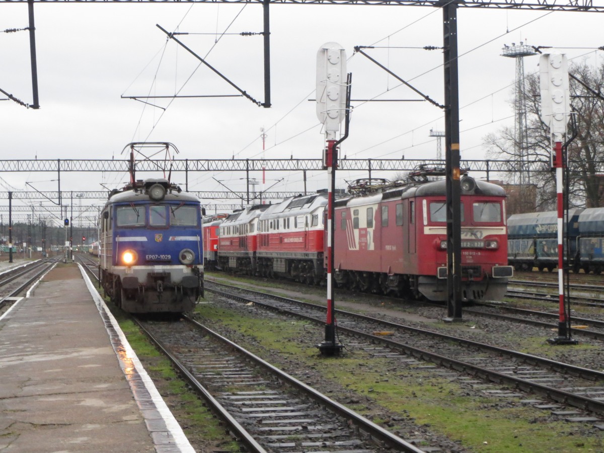EP 07-1029 rückt zum Lokwechsel des allerletzten EC Wawel Hamburg-Berlin-Breslau am 13.12.2014 in Kohlfurt (Wegliniec) an.