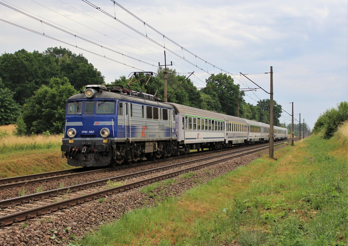EP 07-1057 war am 30.06.21 mit einem IC in Mokrzyca Wielka zu sehen Richtung Swinoujscie.