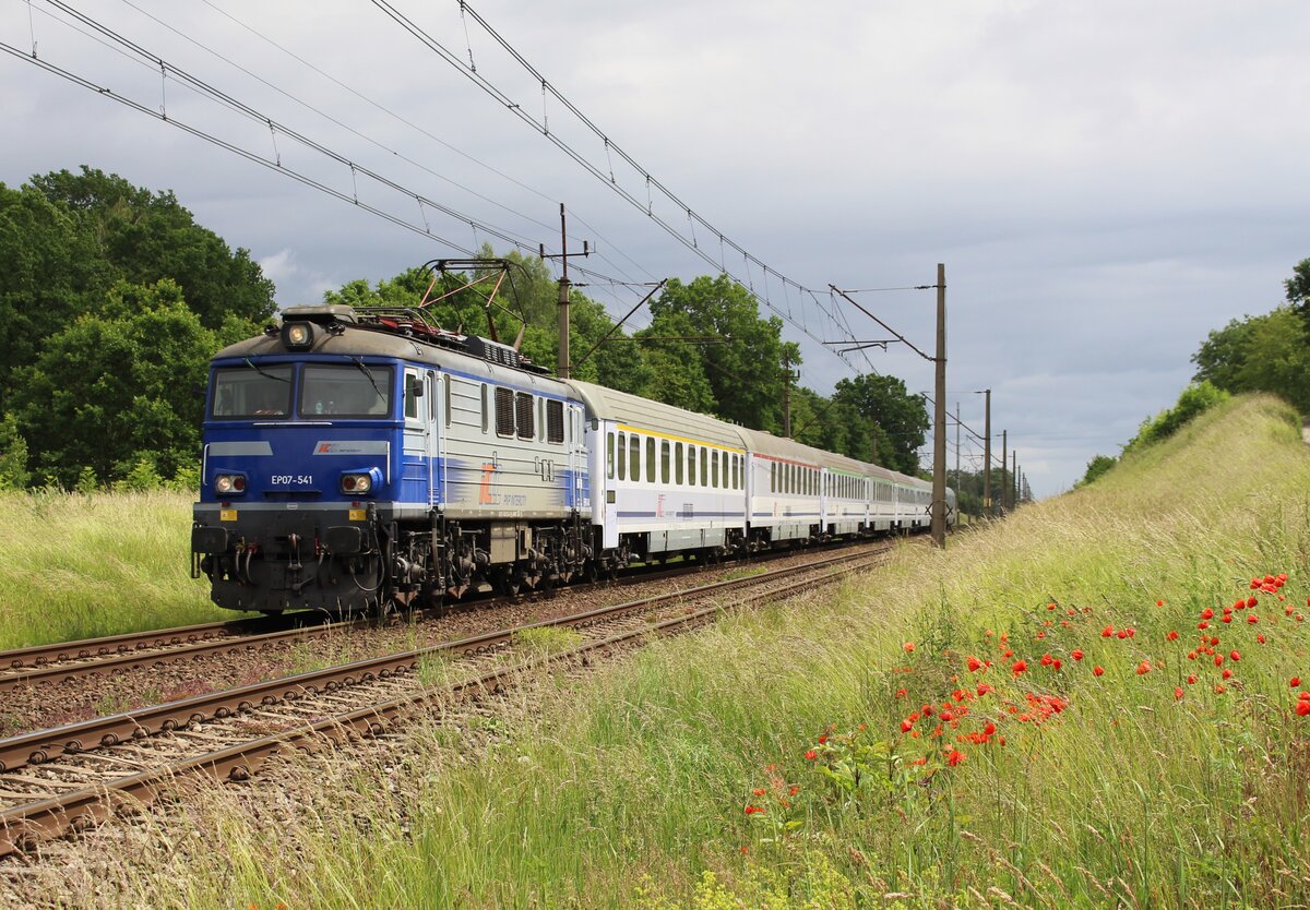 EP 07-541 als IC 3802 war am 14.06.22 in Mokrzyca Wielka Richtung Swinoujscie zu sehen.